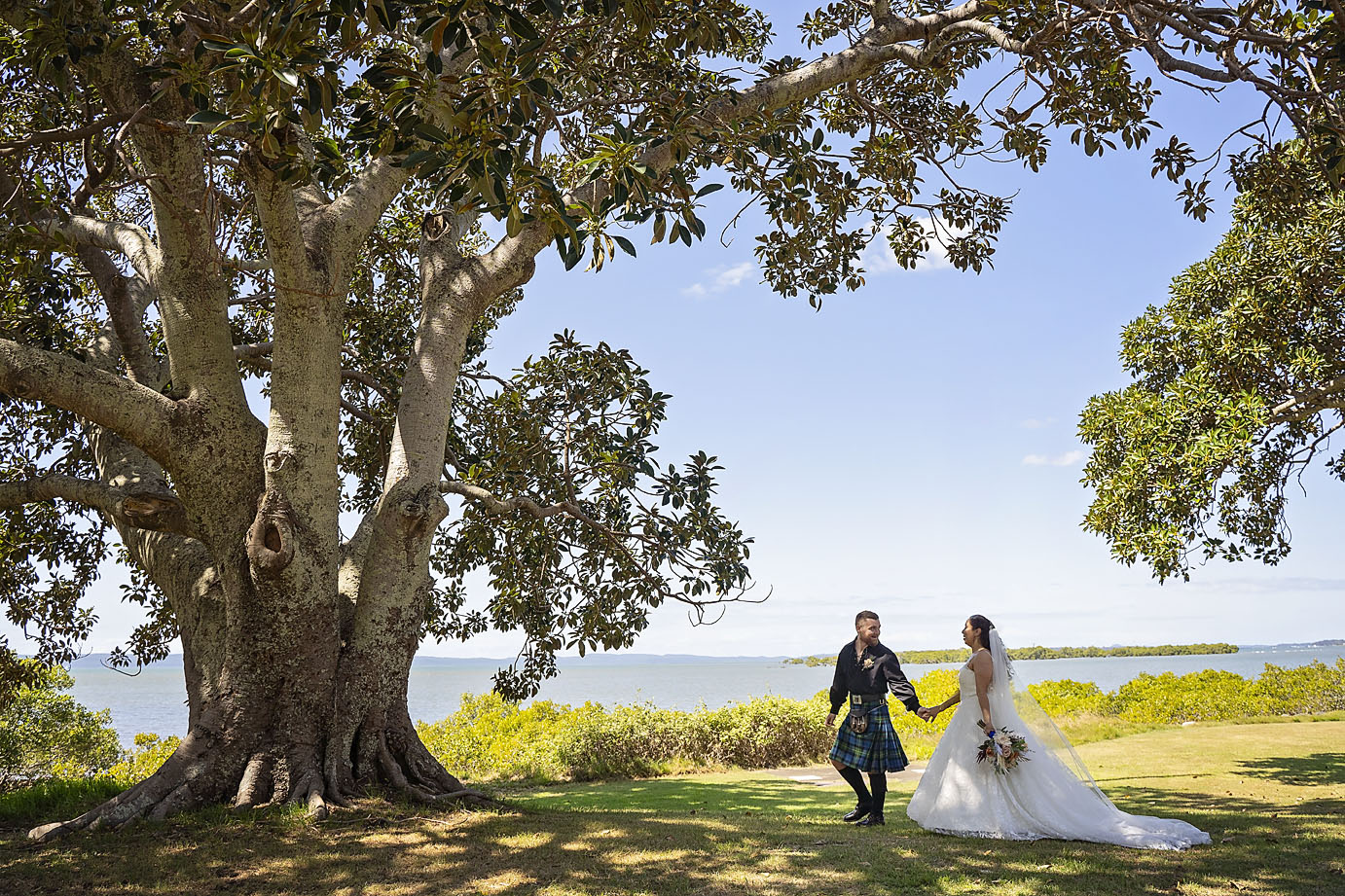 affordable wedding with elope brisbane in redlands coast park