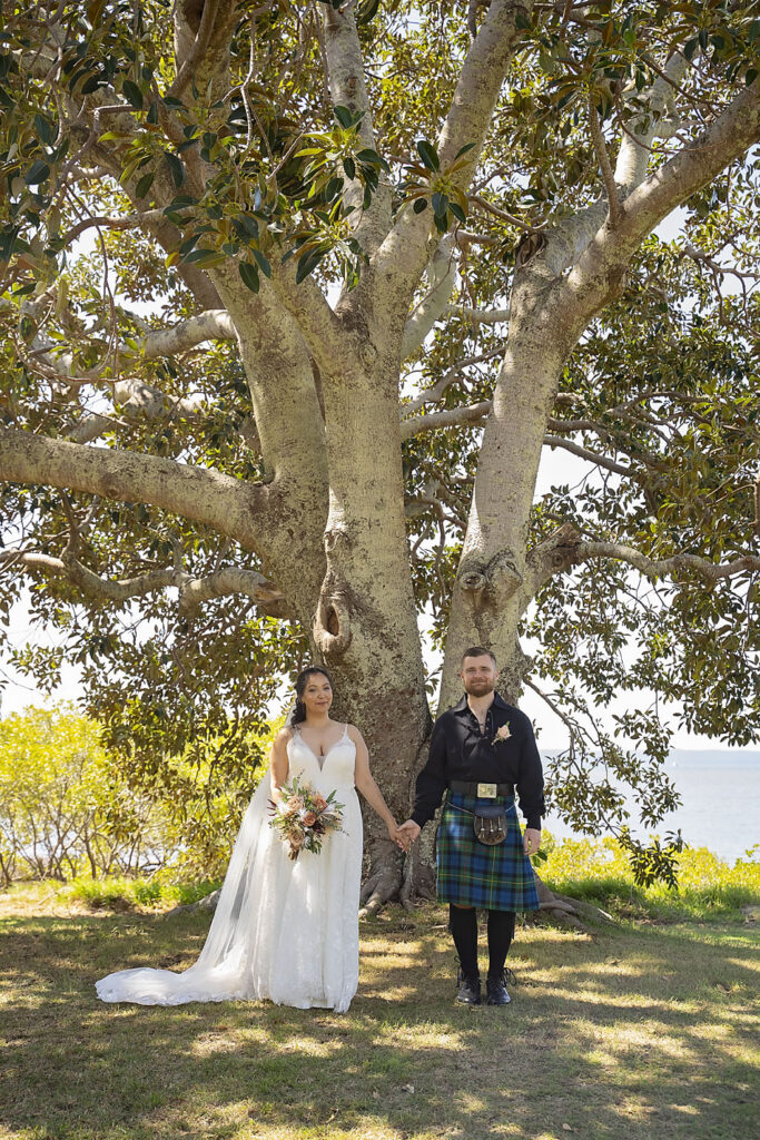 affordable wedding with elope brisbane in redlands coast park